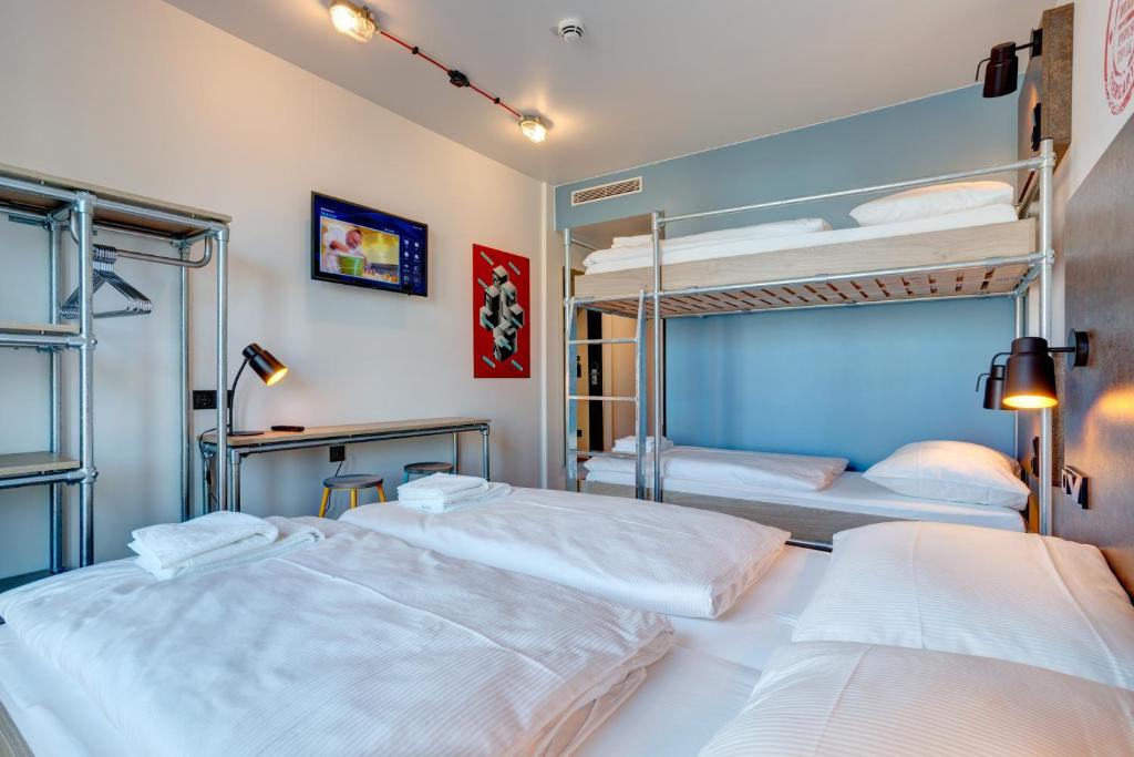 Room, Quadruple