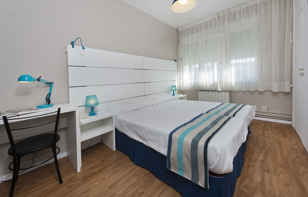STUDIO, TWIN BEDS, KITCHENETTE, SMOKING