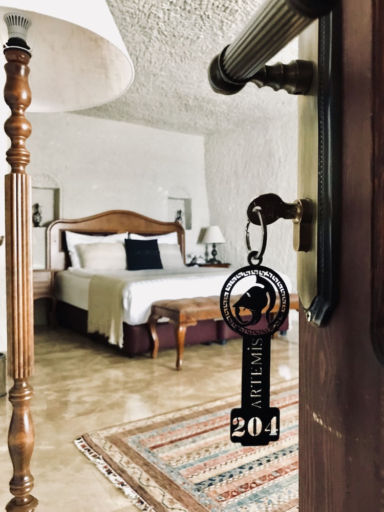 Artemis Cave Suites 32/64
