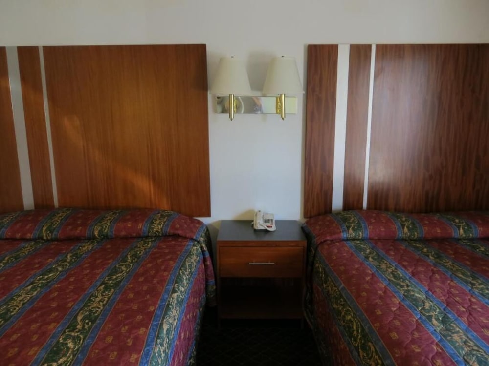 Riverside Inn & Suites 25/56