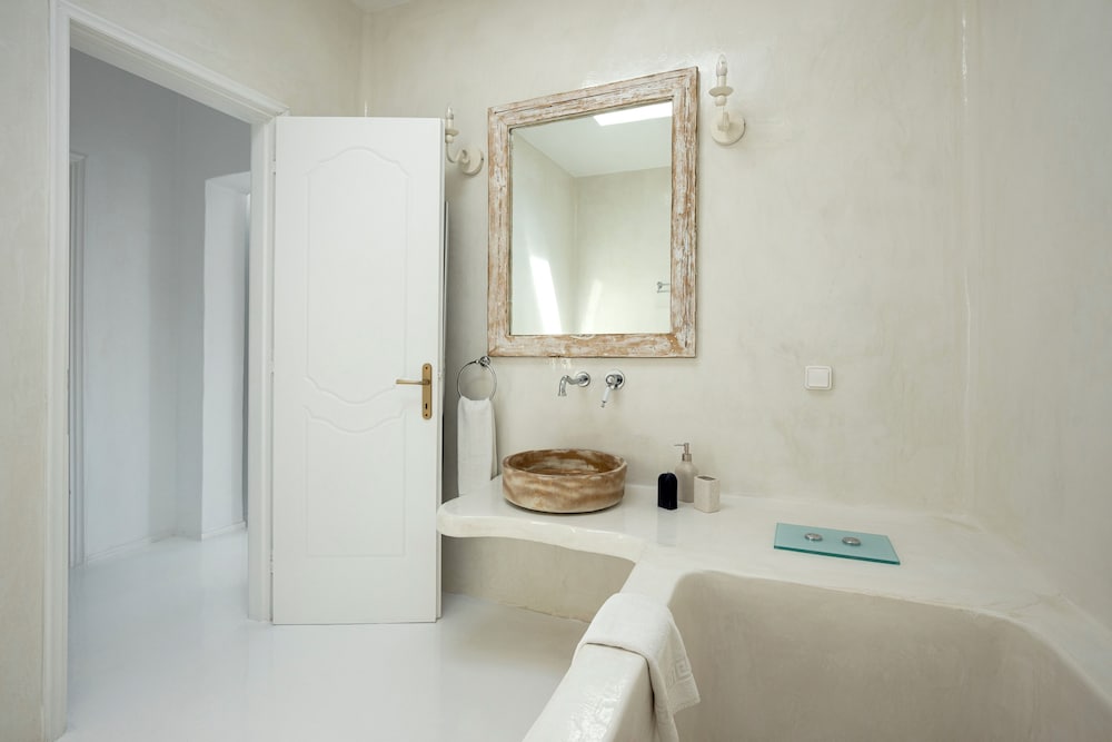 Krios Luxury Suites 48/50