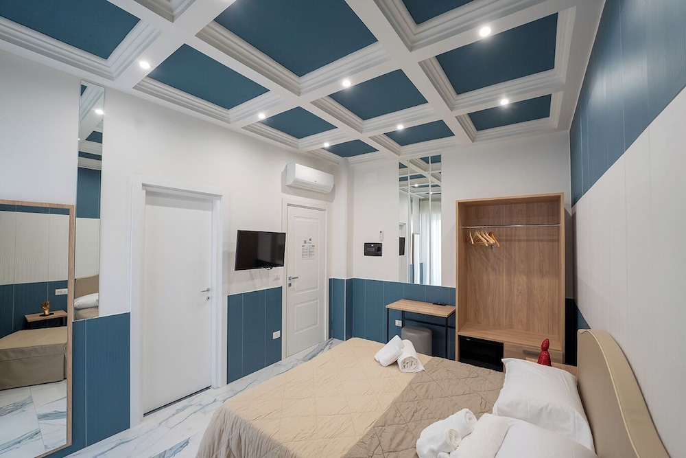 1 Bedroom, Economy, Queen Bed, Private Bathroom, Annex, Del Chiostro 25, Naples Royal House B&B 2/6