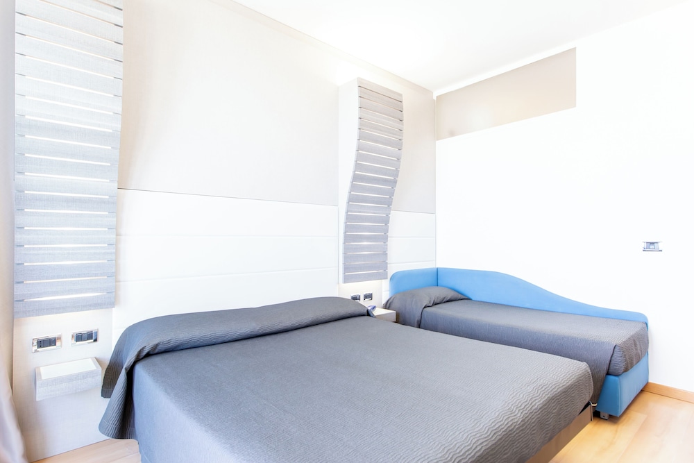 DELUXE, TRIPLE, SEA VIEW