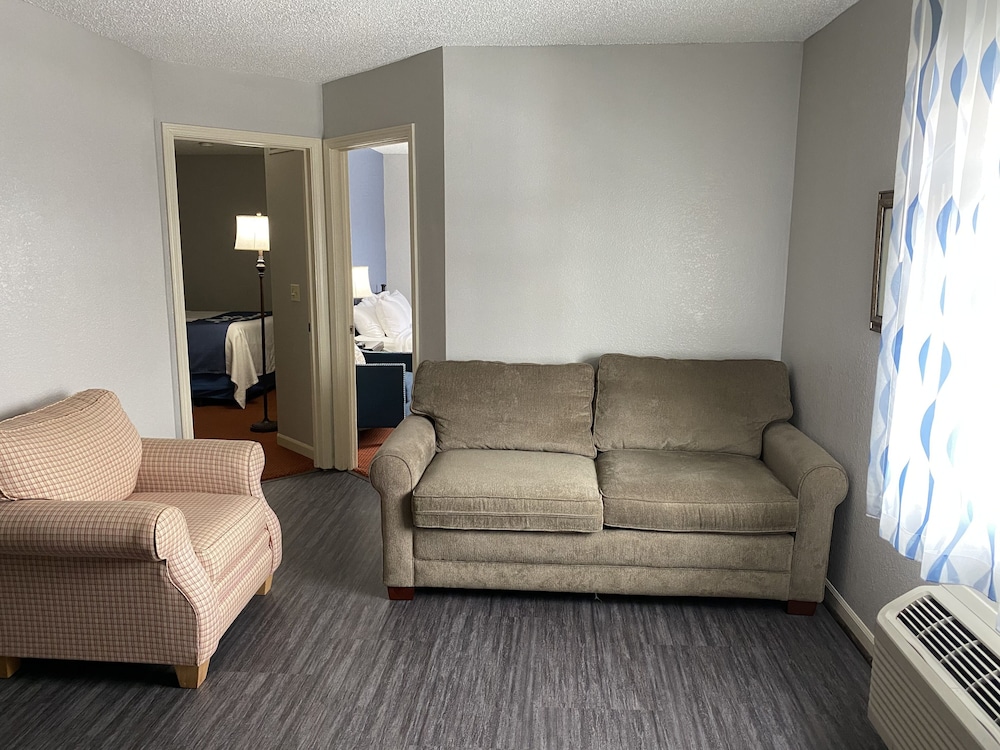 Days Inn & Suites by Wyndham Green Bay WI. 23/38