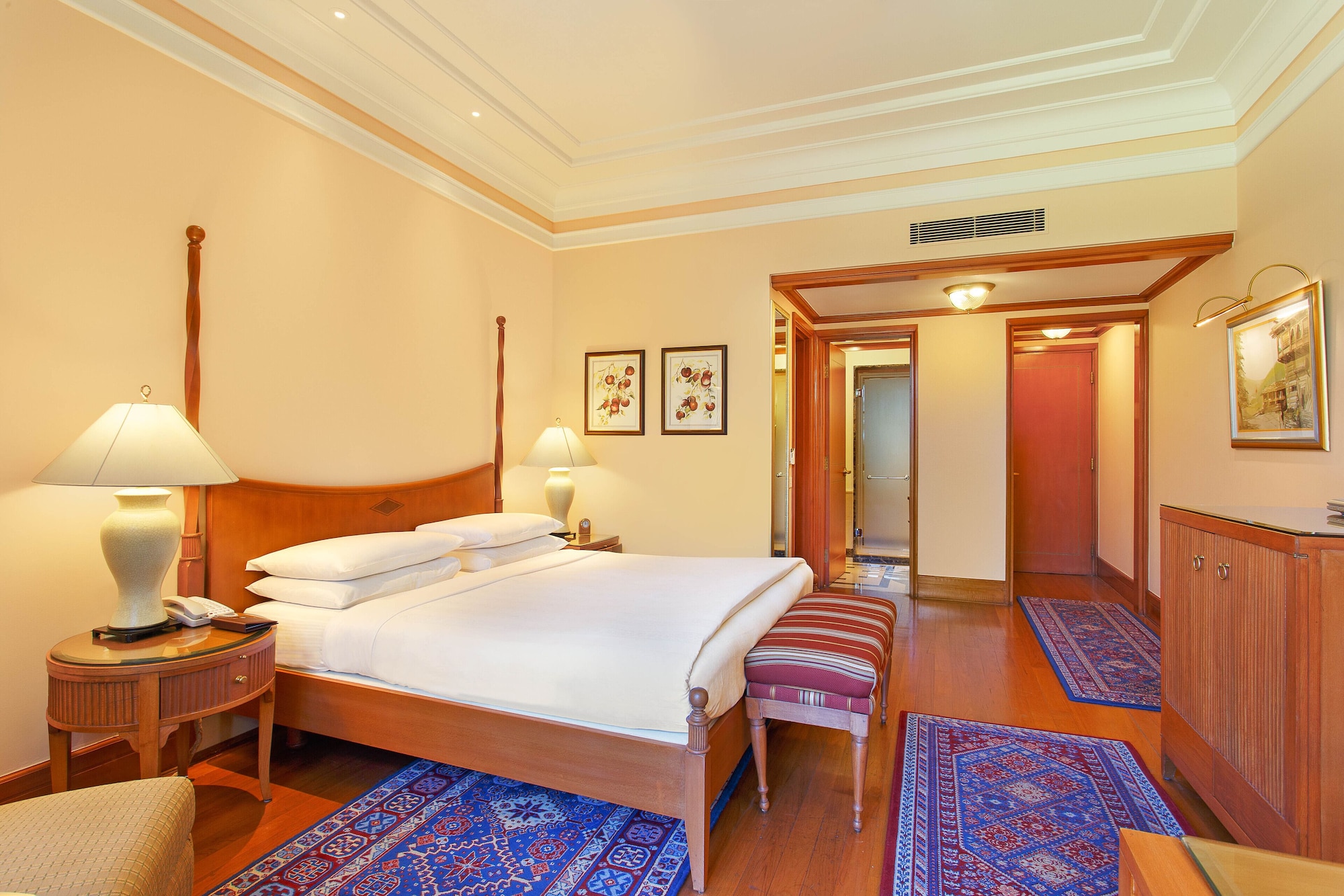 Premier, King Bed, Valley View