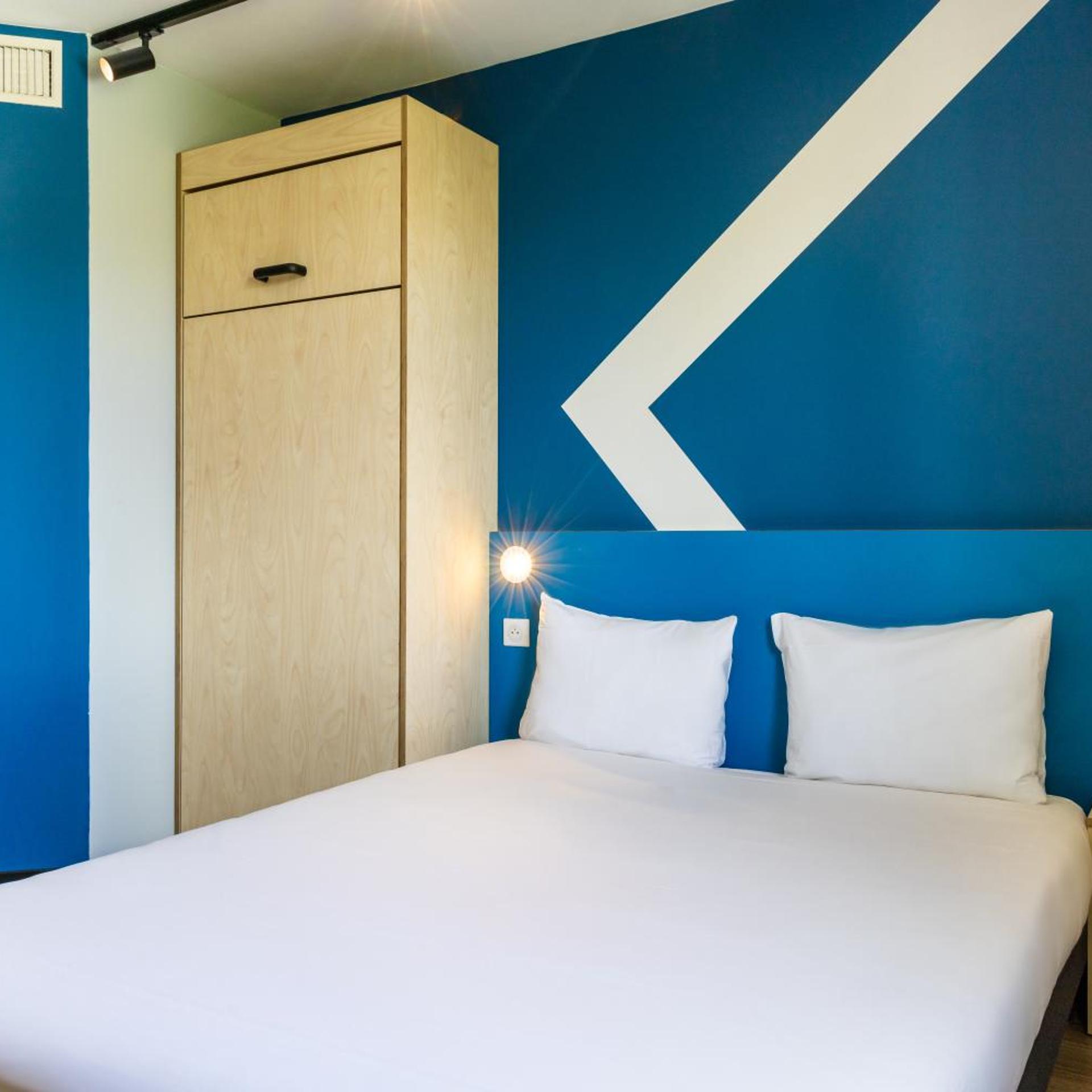 ROOM, TRIPLE, 1 DOUBLE AND 1 SINGLE BED