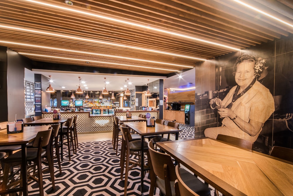 AIRLIE BEACH HOTEL 47/70