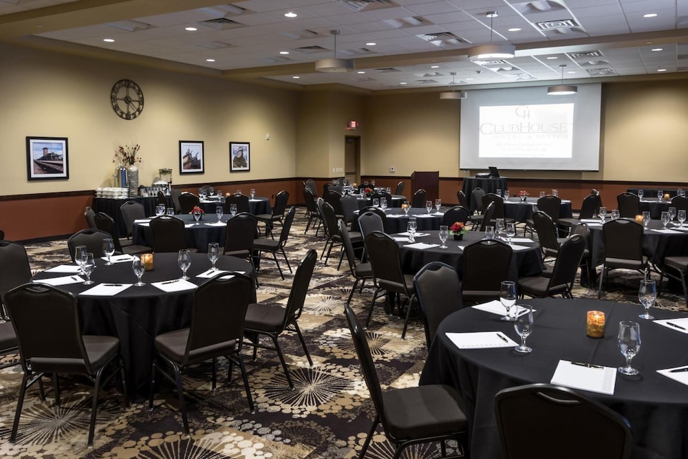 Clubhouse Hotel Fargo 28/36