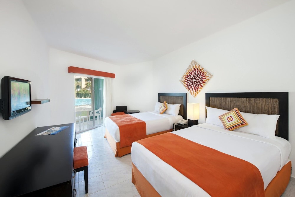 Room, 2 Double Beds, Pool View, Balcony