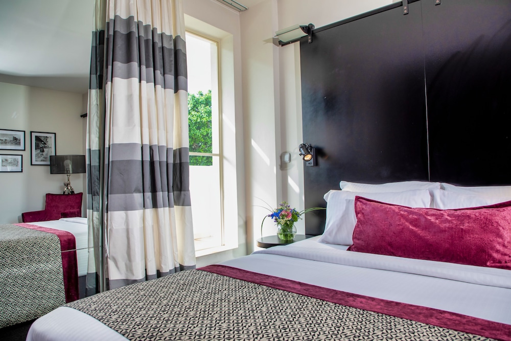 Room, Balcony