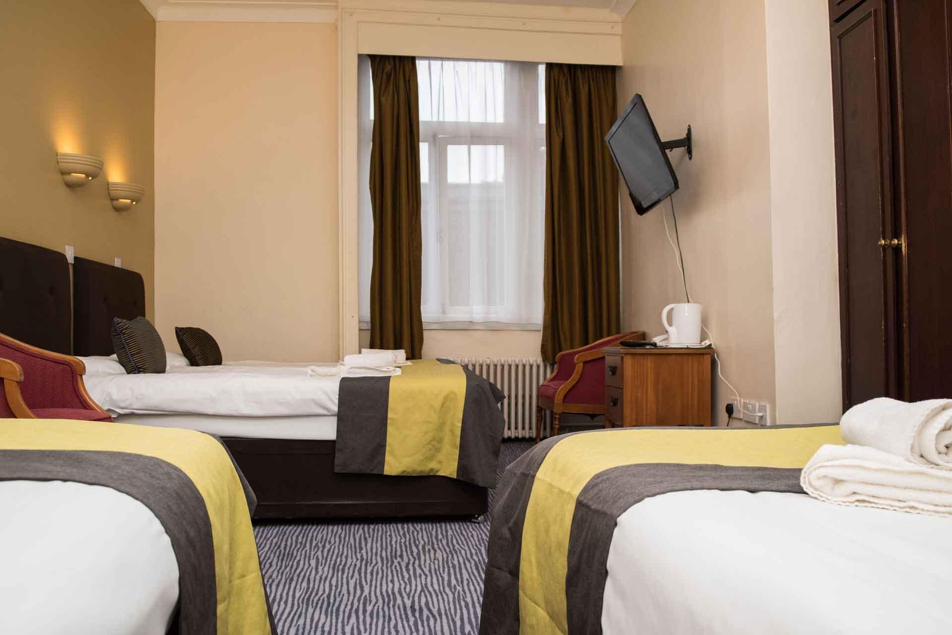 Room, Quadruple, 1 Double and 3 Single Beds