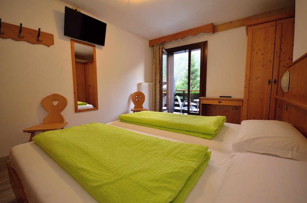 ROOM, SINGLE