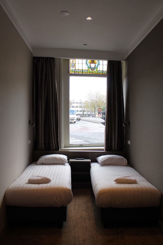 Hotel Blossoms 9/48