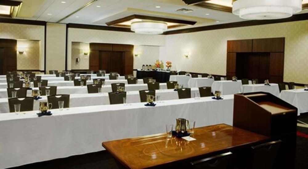 DoubleTree by Hilton Cleveland Downtown Lakeside 62/67