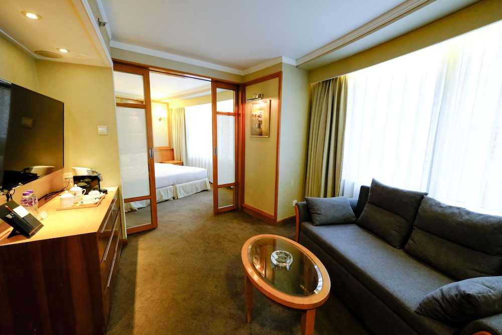 South Pacific Hotel 32/33