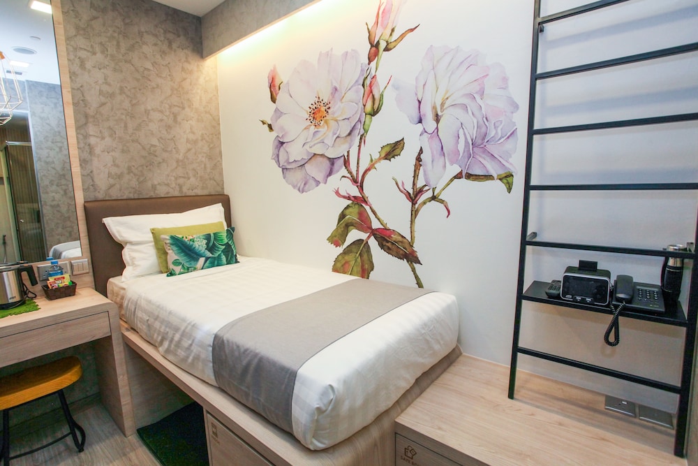 CHAMPION HOTEL CITY 17/50