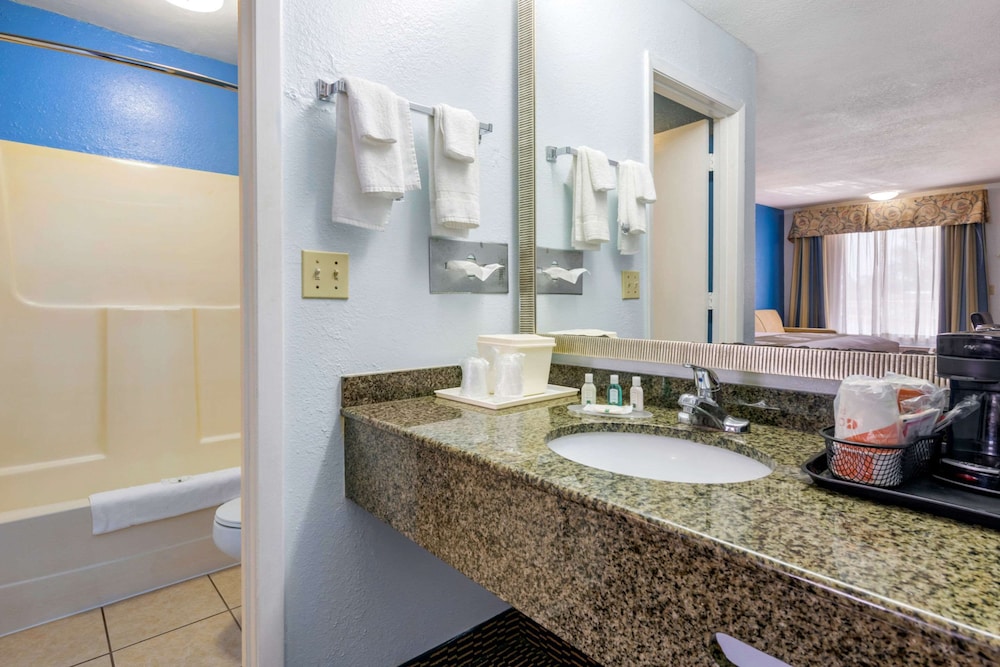 Quality Inn Sarasota North Near Lido Key Beach 17/30