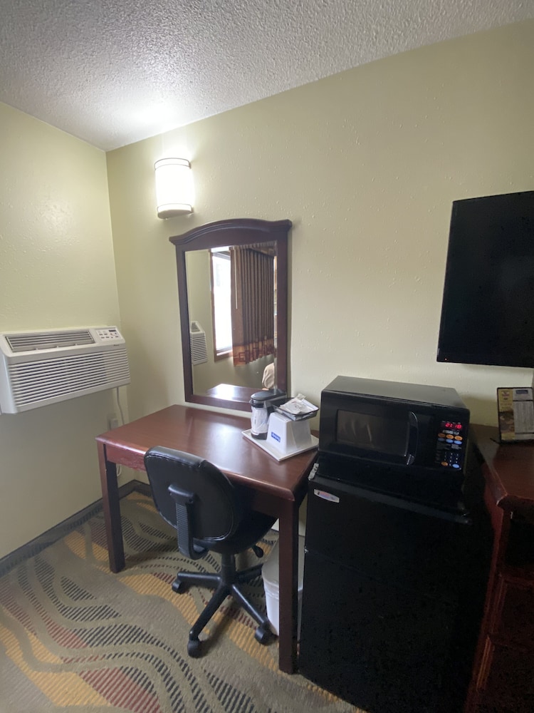 Travelodge by Wyndham La Porte/Michigan City Area 40/50