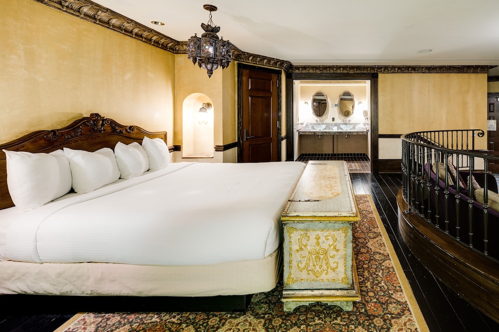 BLUES, JUNIOR SUITE, HOUSE, KING BED