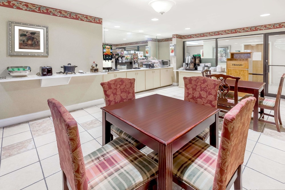 Super 8 by Wyndham Pine Bluff 18/22