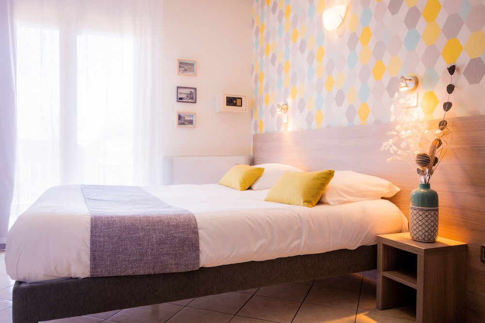 Hôtel Reine D'Azur 15/50