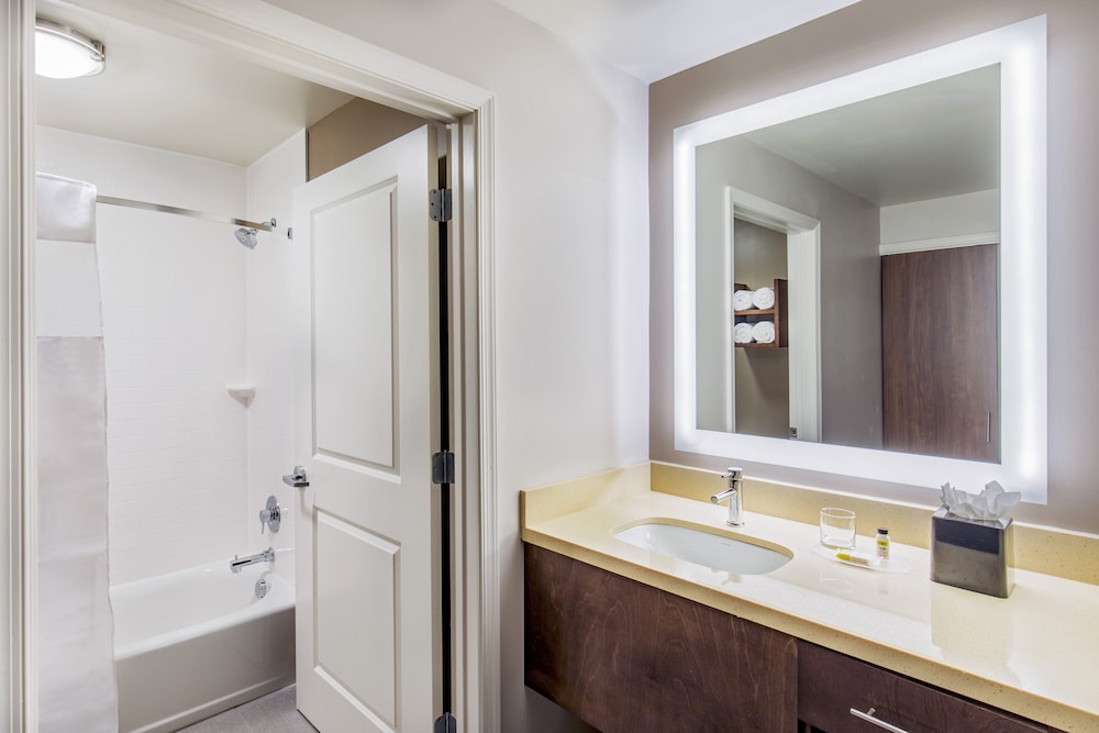 Staybridge Suites Charlottesville Airport 9/53