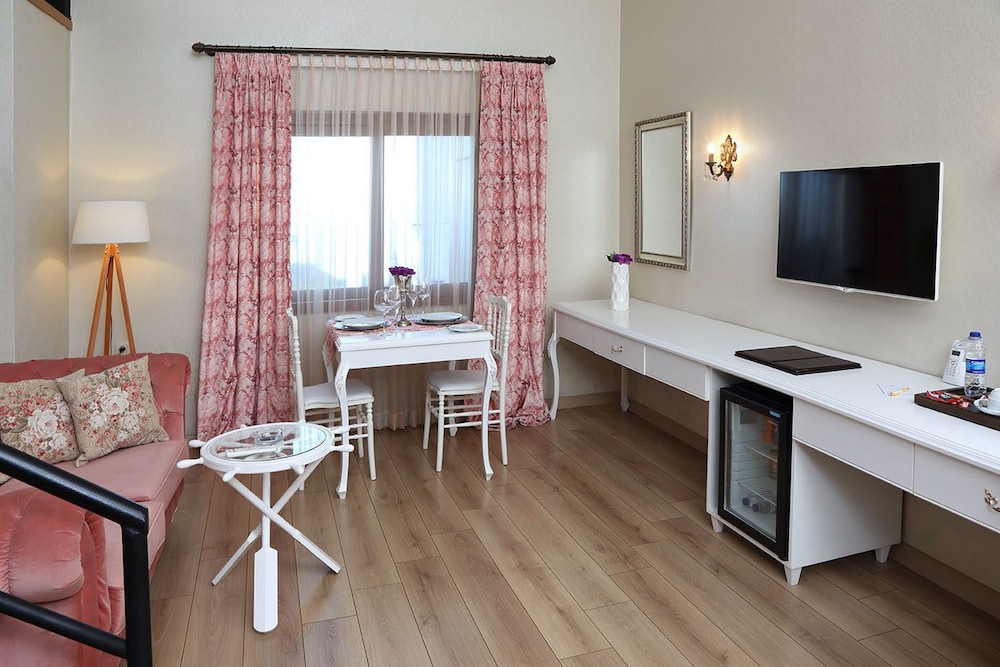 Golden Lake Hotel 30/50