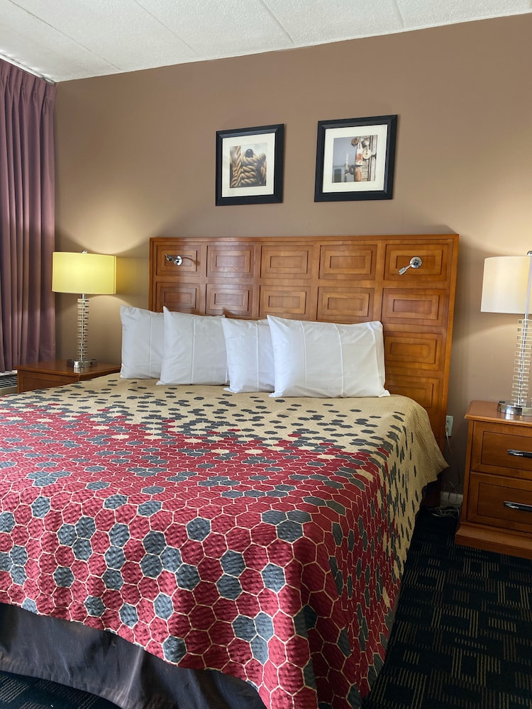 Red Roof PLUS+ & Suites Virginia Beach - Seaside 18/45