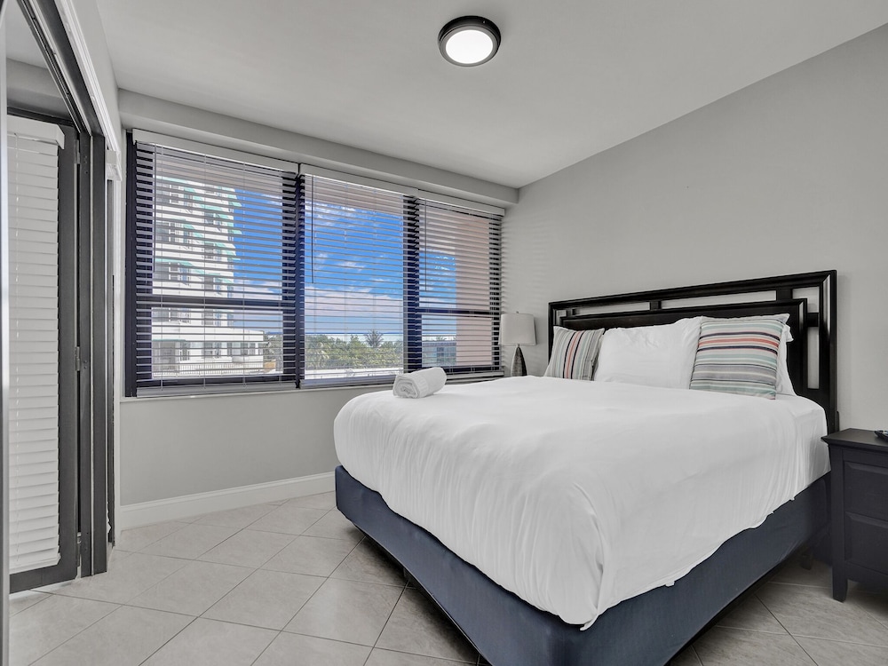 Cozy, 2 Bedrooms, Condo, 1 King and 2 Queen Beds, Beach Front, Sofa