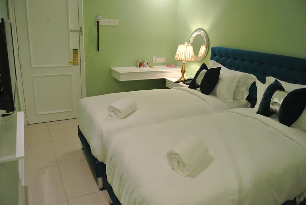 1 Day Car Hotel Station 18 12/38