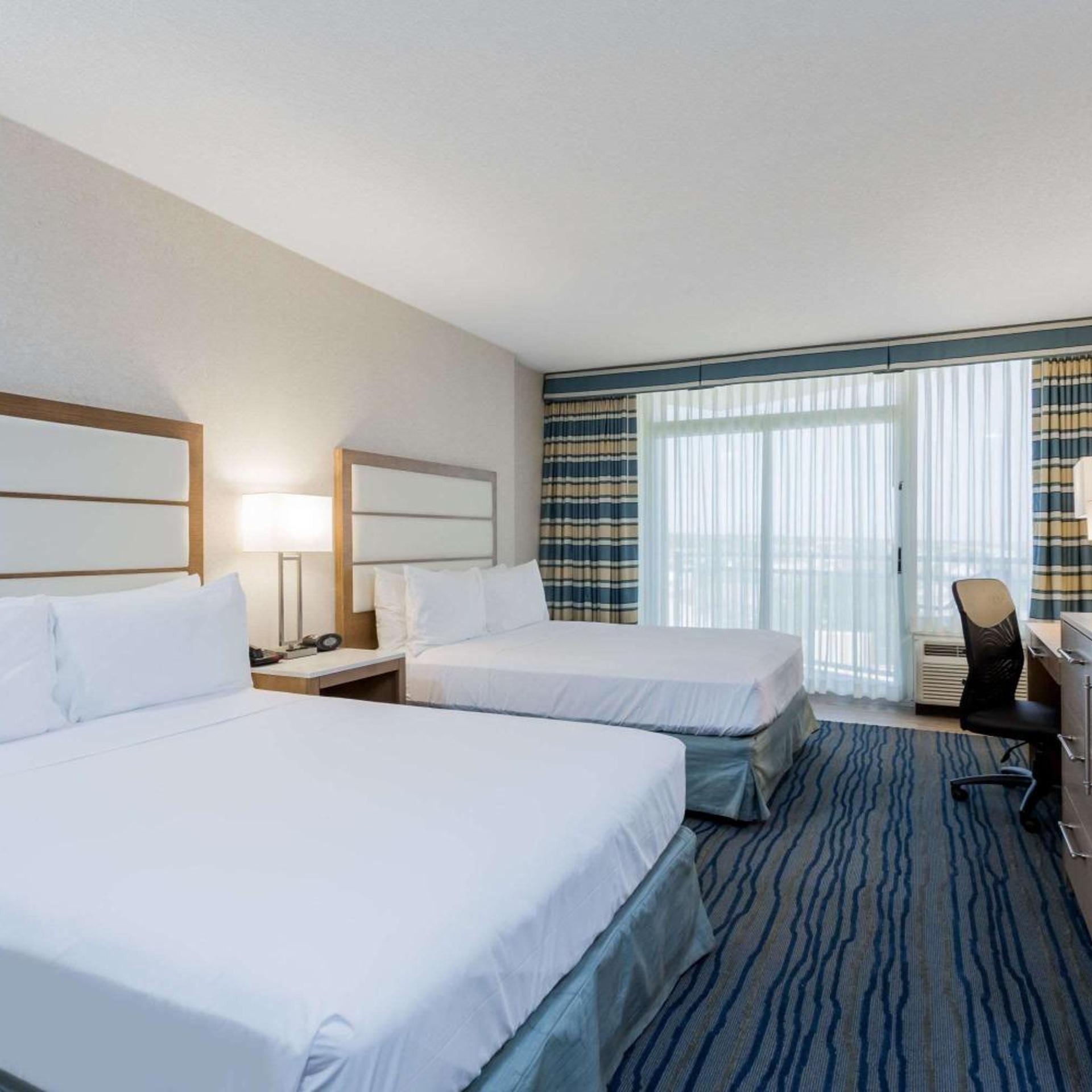 Coastal, 2 Bedrooms, Suite, 1 King and 2 Queen Beds, Sofa