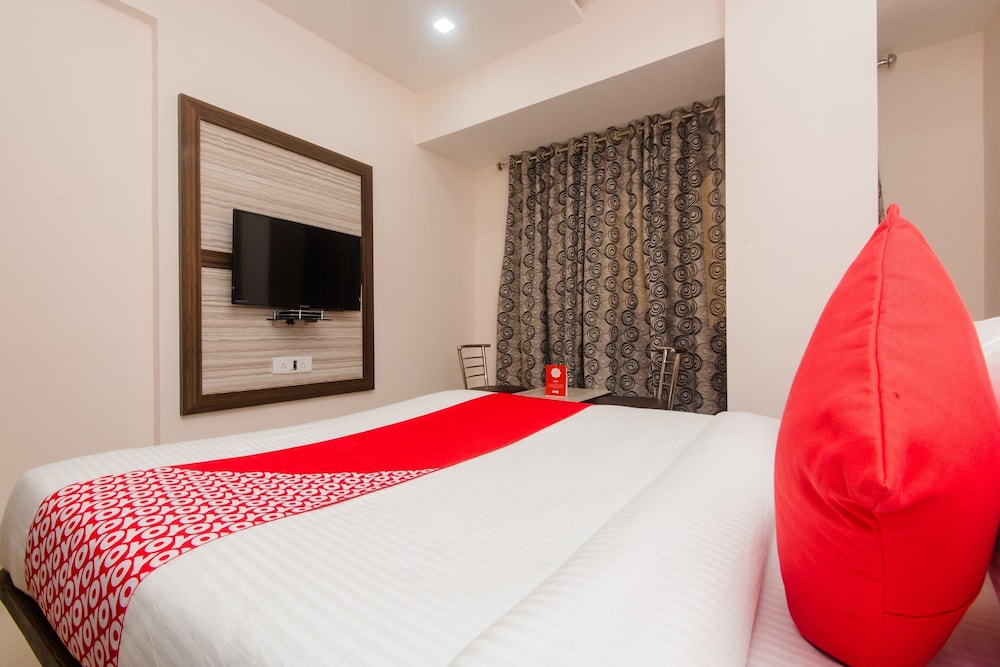 Oyo 13511 Hotel Gems 10/15