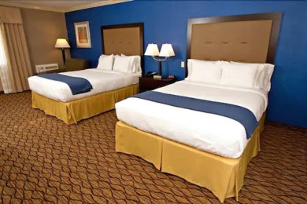 Holiday Inn Express Port Hueneme 11/38