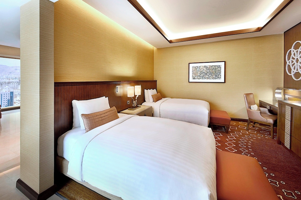 DELUXE, TWIN BEDS, WITH VIEW, SMOKING