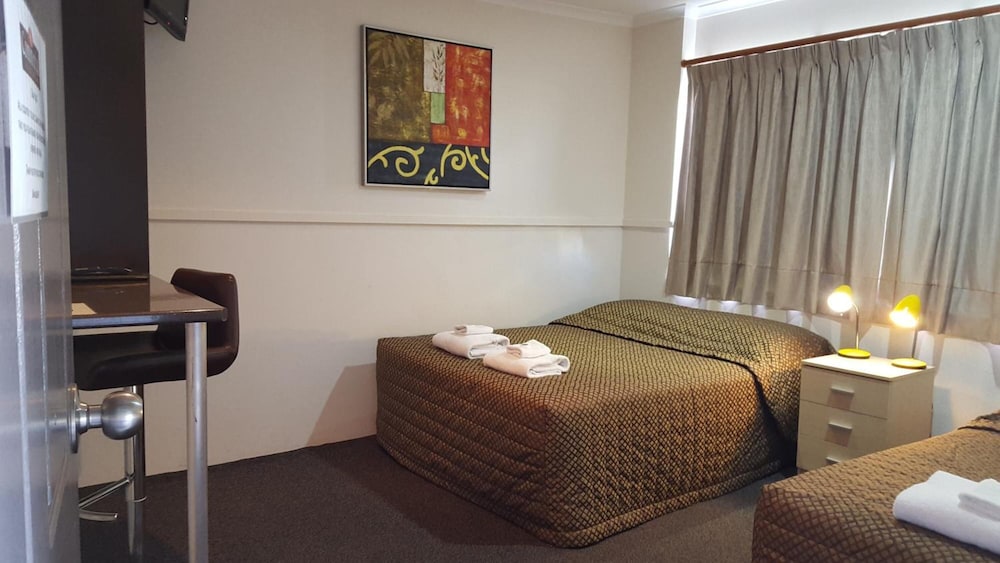 The Commercial Hotel Motel 16/25