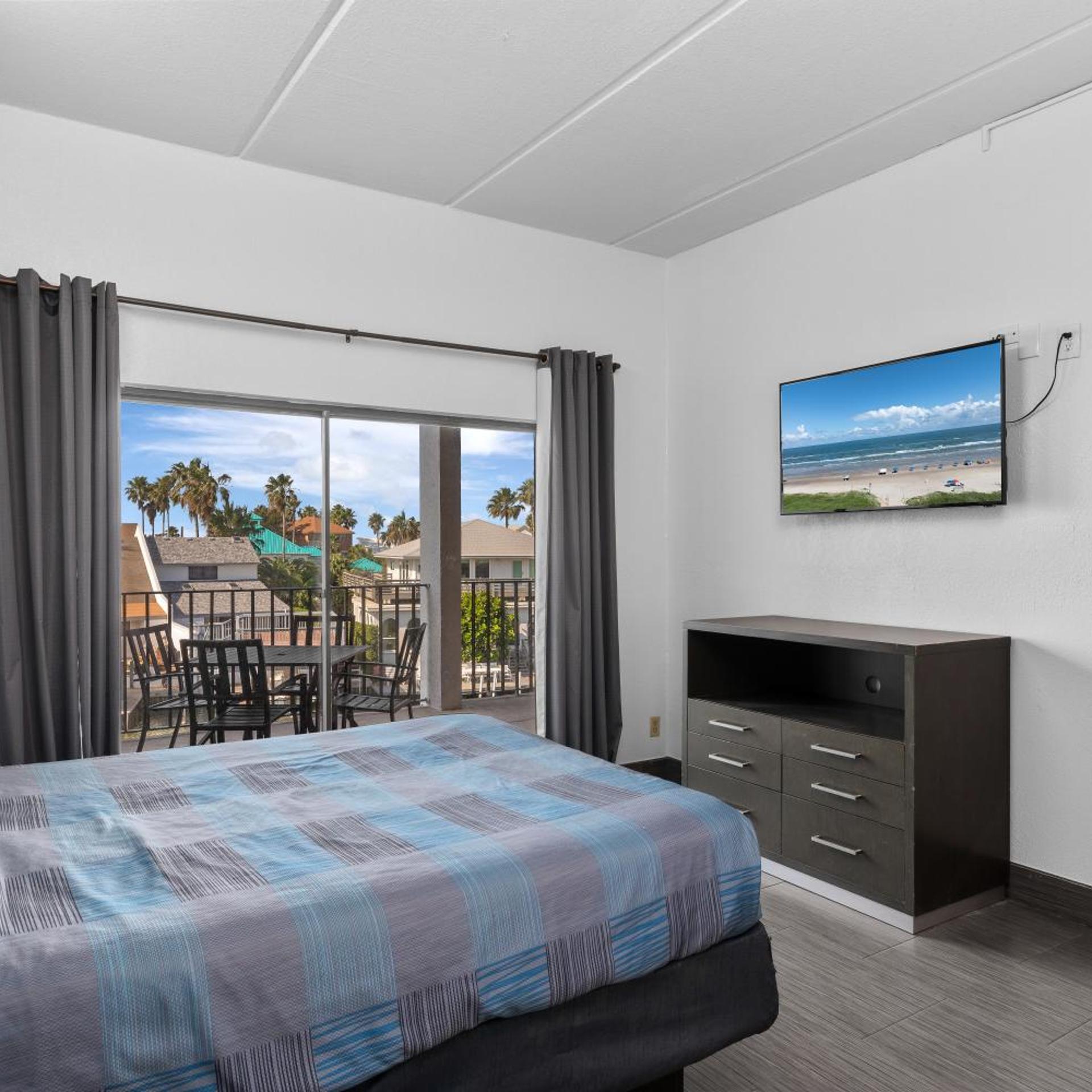 Efficiency, Suite, 3 Queen Beds, Queen Bed
