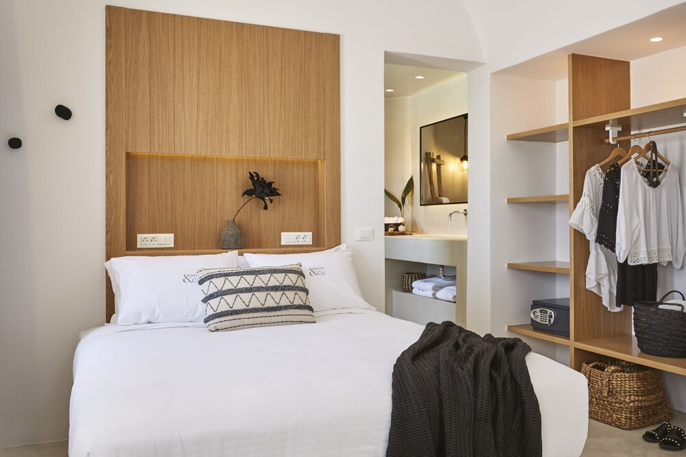 White And Co. La Torre Suites 8/50