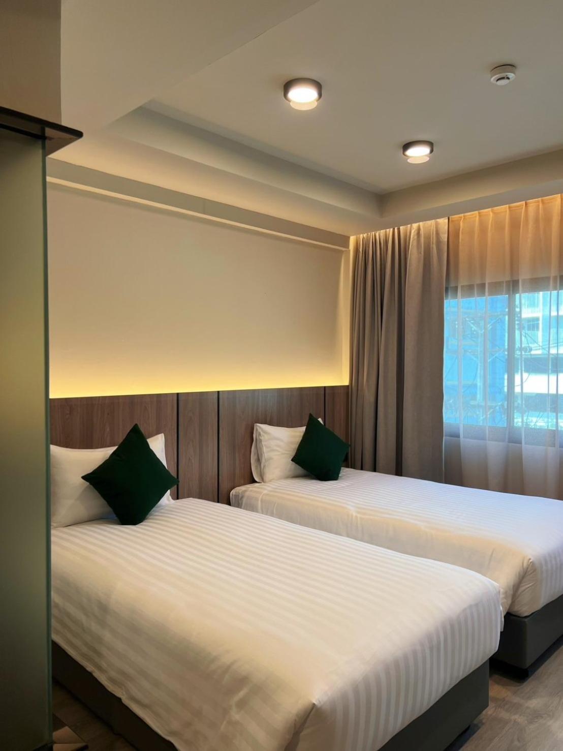 Deluxe, Double or Twin Bed