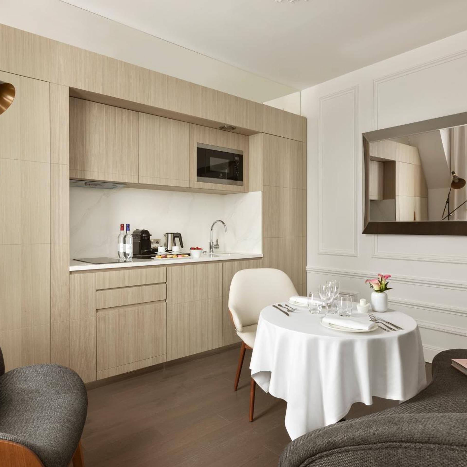 Duplex, Montmartre, King Bed، La Clef Champs-Elysees Paris By The Crest Collection 3/5
