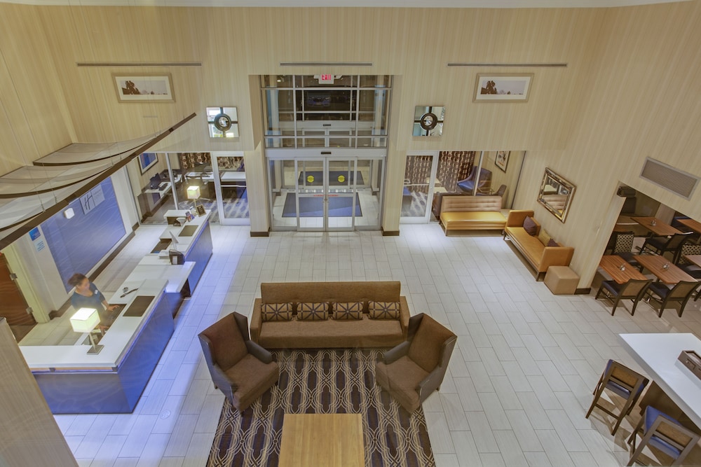 Holiday Inn Express Suites Laurel Lakes 37/58