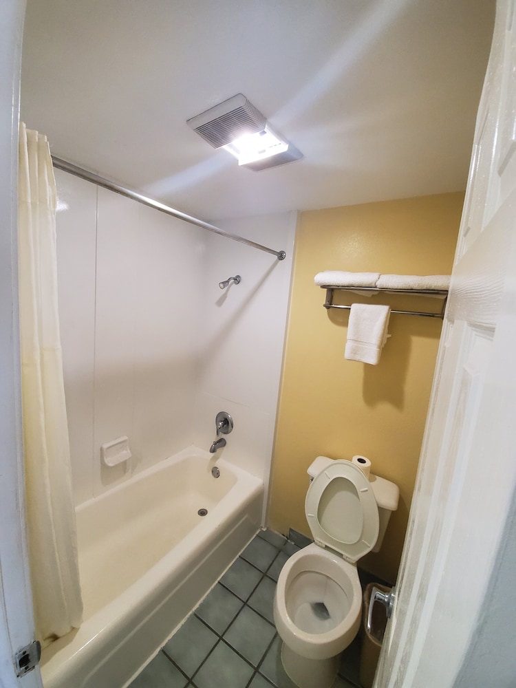 Americas Best Value Inn - Frost Bank Center 16/36