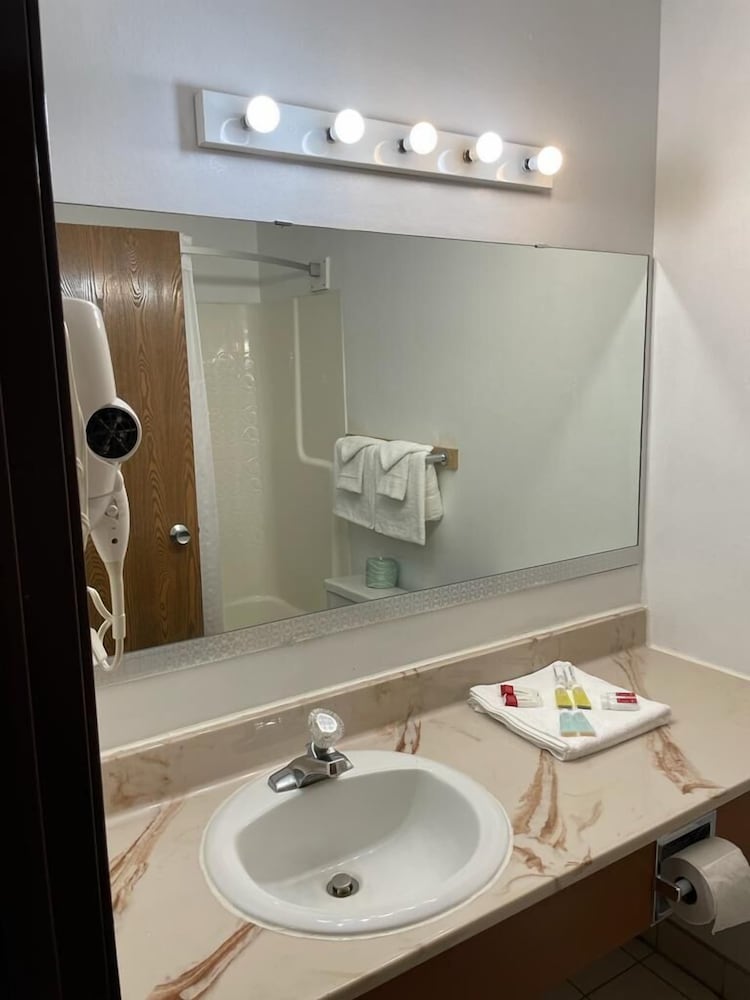 Budget Host Inn Buffalo 27/27