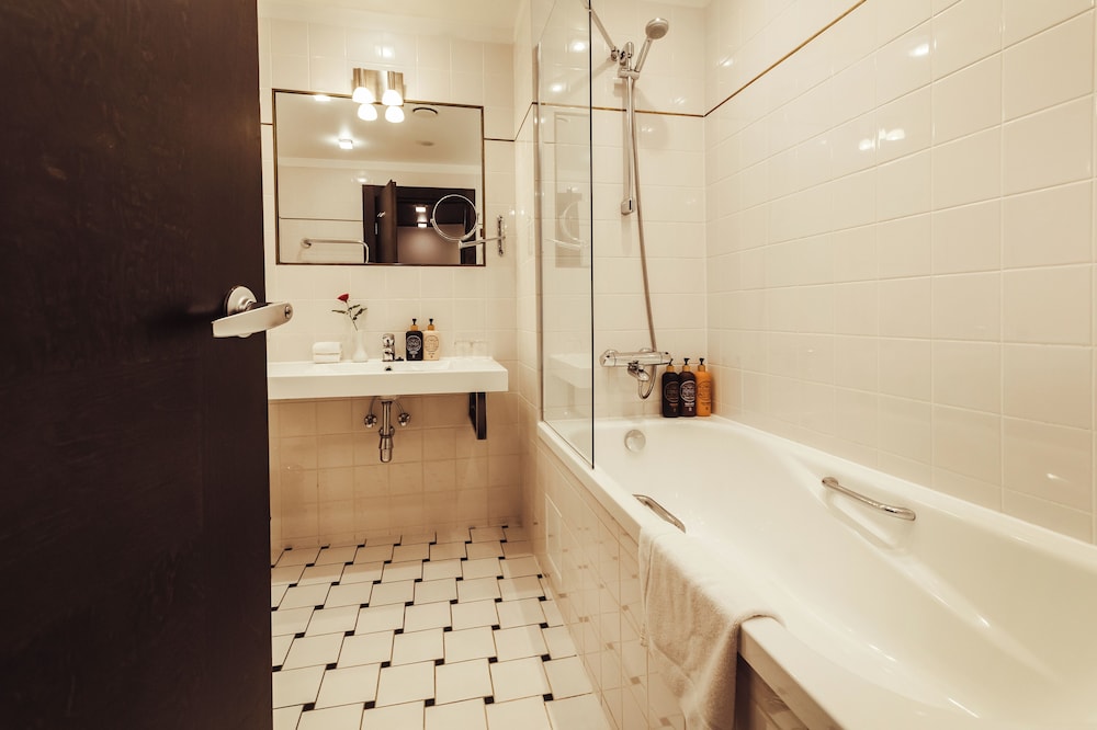 لوفت بسرير كوين، Promenade Hotel 7/7