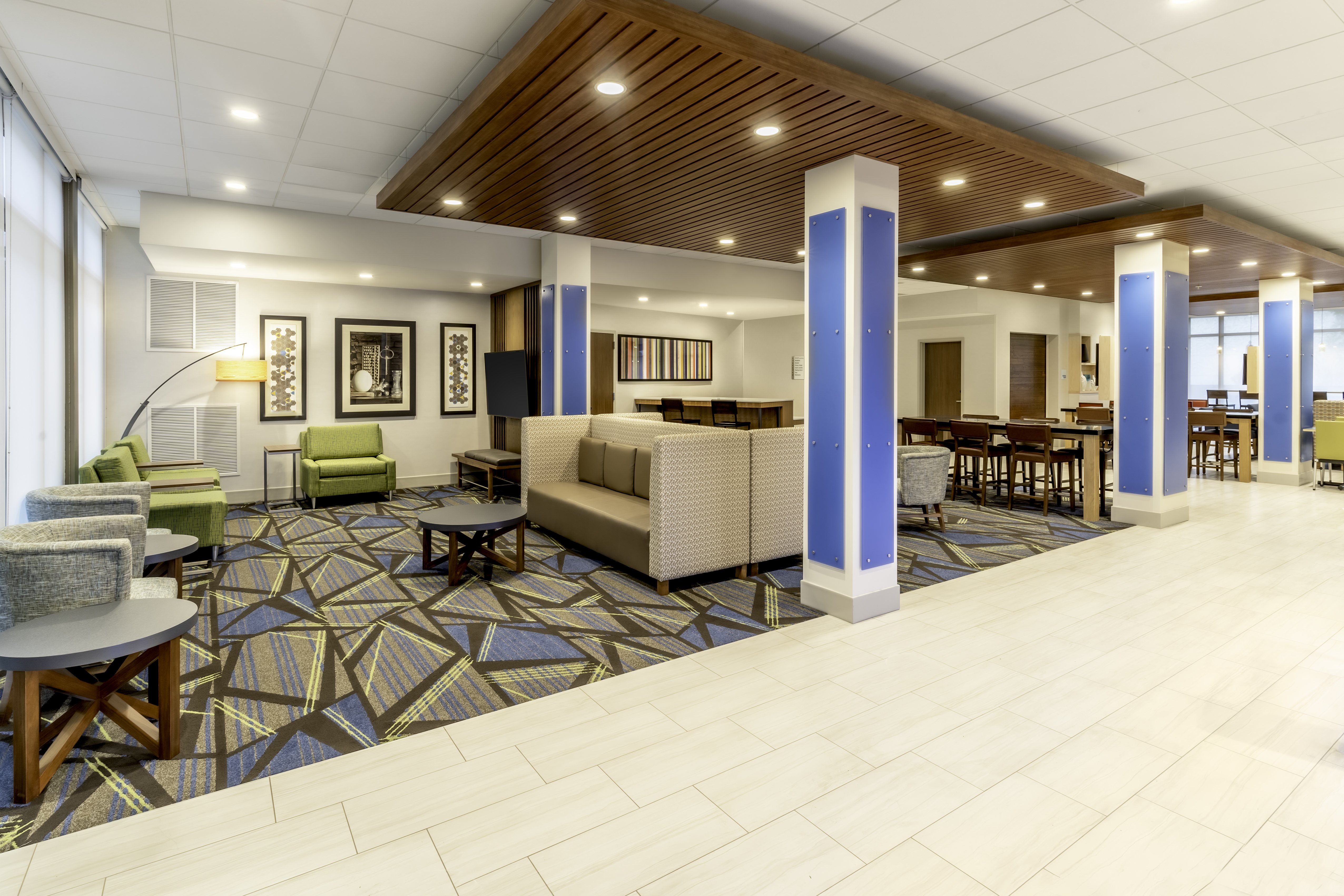 Holiday Inn Express & Suites Milwaukee - West Allis 37/61
