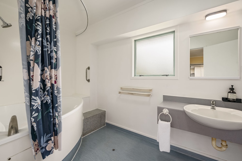 Fenton Court Motel 56/60