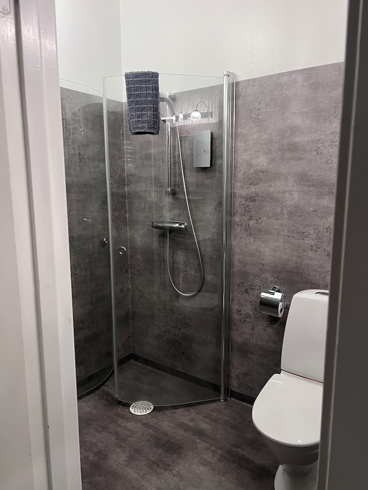 غرفة عائلية بسريرين منفصلين وسرير كينج مع أريكة، Hotel Sirius 6/7