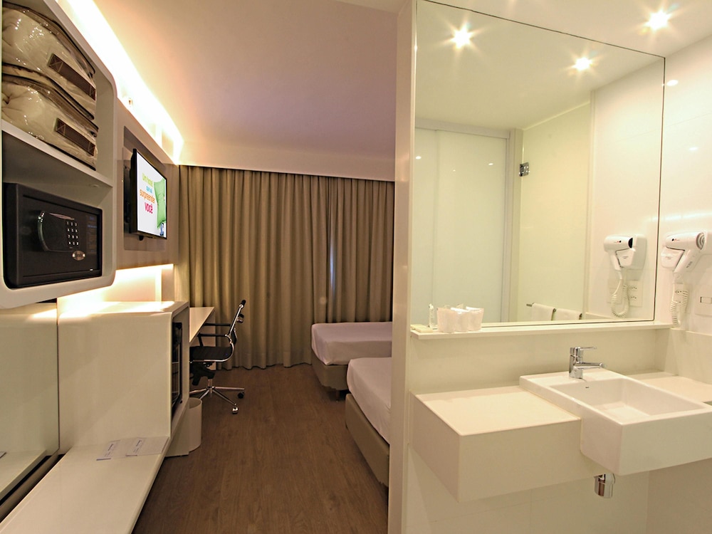 Ibis Styles Brasilia Aeroporto Hotel (ex Base Concept Hotel) 66/69