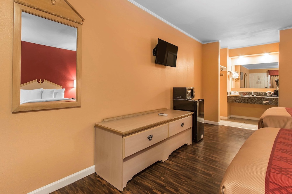 Econo Lodge Cornersville I-65 29/46