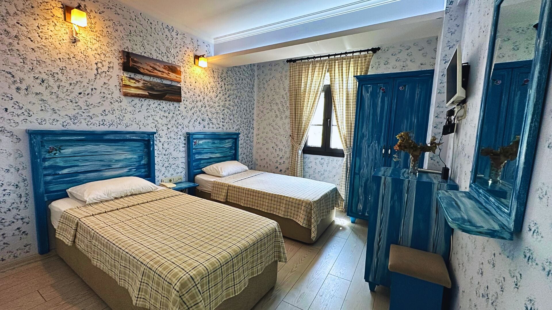 ROOM, TWIN BEDS