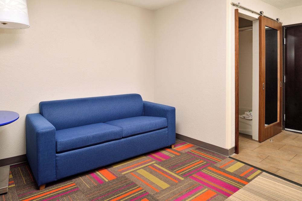 Holiday Inn Express Suites North Kansas City Ex Quality Inn Suites 38/52